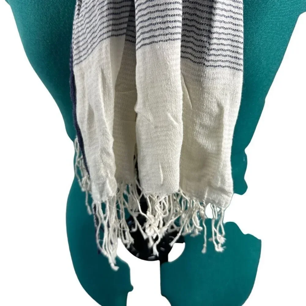 Gap blue and cream scarf